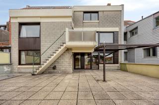 Ruim en lichtrijk appartement met uitzonderlijk terras van 120 m²<br /><br />Dit veelzijdig appartement van maar liefst 140 m² combineert comfort, karakter en een uitzonderlijke buitenruimte. <br />De absolute troef is het royale terras, westelijke oriëntatie, van ca. 120 m², waar u volop kunt genieten van de namiddag- en avondzon.<br /><br />De woonkamer van 50 m² vormt het hart van de woning en straalt dankzij de parketvloer en open haard met houtkachel een warme en gezellige sfeer uit. Aansluitend bevindt zich de volledig uitgeruste keuken, die een directe verbinding heeft met het terras. Een praktische buitenberging zorgt hier voor extra opbergruimte.<br /><br />Het appartement beschikt over drie volwaardige slaapkamers, ideaal voor een gezin, gasten of als combinatie van wonen en werken. Verder is er een gastentoilet en een ruime badkamer, uitgerust met een wastafel, ligbad, afzonderlijke douche, toilet en bidet.<br /><br />De combinatie van de royale woonoppervlakte, drie slaapkamers en het bijzonder terras maakt dit appartement tot een comfortabele en aangename woonplek met veel mogelijkheden.<br /><br />Dankzij het beperkte aantal entiteiten binnen het gebouw is er geen verplichting tot het aanstellen van een syndicus. Dit zorgt voor een eenvoudige en laagdrempelige organisatie van het gebouw en vermijdt de bijkomende kosten van een externe syndicus.<br /><br />Het appartement beschikt bovendien over een gunstig EPC met B-label, wat garant staat voor een goede energetische prestatie en een aangenaam wooncomfort. Een mooie bijkomende troef voor wie ruimte, comfort én energiezuinigheid wil combineren.<br /><br />De vermelde prijs is een richtprijs. Elk bod onder, op of boven deze prijs zal voorgelegd worden aan de eigenaar die al dan niet kan aanvaarden.