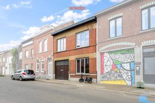Met veel enthousiasme presenteren wij deze karaktervolle rijwoning met achterliggende schuur én tuin, gelegen in het gegeerde Kessel-Lo. De woning bevindt zich momenteel in een grondige renovatiefase, waarbij reeds tal van essentiële werken werden uitgevoerd en verdere afwerking voorzien is. Zo werd het dak volledig vernieuwd, zijn er 10 zonnepanelen geïnstalleerd en werd de woning uitgerust met nieuwe isolatie, leidingen, elektriciteit, ramen en voordeur, evenals een C+ ventilatiesysteem. In de huidige staat beschikt de woning reeds over een gunstig proef-EPC met label C. Daarnaast werd ook een proef-EPC opgesteld na uitvoering van de resterende werken, waarbij de woning een EPC-label A behaalt. De indeling omvat drie volwaardige slaapkamers, aangevuld met een ruime zolderverdieping die perfect kan worden ingericht als polyvalente ruimte of extra slaapkamer. Daarnaast beschikt de woning over een aparte bureauruimte, een leefruimte, een keuken met bijkeuken en twee badkamers, elk voorzien van een toilet. Een absolute troef is de achterliggende schuur, die tal van mogelijkheden biedt en bijzonder geschikt is voor wie wonen en werken wenst te combineren. Verder geniet u van een aangename tuin met tuinhuis. De ligging is eveneens zeer gunstig, met het treinstation bereikbaar op ongeveer 15 minuten wandelafstand. Wenst u graag een bezoek of extra informatie? Aarzel dan zeker niet om contact op te nemen via info@homies.be!