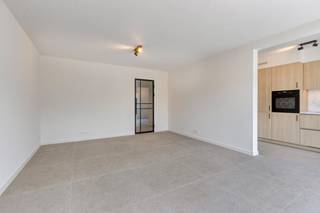 Kwalitatief tot in de puntjes gerenoveerd appartement gelegen in een rustige straat te Blankenberge. Dit appartement is gelegen op de 1ste verdieping in een gebouw zonder lift. Dit appartement werd energiezuinig gemaakt (EPC A) en heeft een conforme elektriciteitskeuring.<br /><br />Het gebouw werd ook volledig gerenoveerd en elk appartement is voorzien van z'n eigen privatief fietsenlokaal en gemeenschappelijk vuilnislokaal.<br /><br />Indeling van het appartement: inkomhal met vestiaire en gastentoilet, zuidgericht woonkamer met veel lichtinval. Open geïnstalleerde keuken met aparte berging met aansluiting voor was- en droogmachine. Prachtige badkamer met wastafel en inloopdouche. Achteraan twee volwaardige slaapkamers.<br /><br />Het appartement werd volledig professioneel geschilderd, dus perfect instapklaar!<br /><br />Mogelijkheid tot aankoop van een gesloten garagebox + parking in het gebouw.<br /><br />Dit prachtig gerenoveerd appartement kan zowel interessant zijn voor vaste bewoning, 2de verblijf of als investering om te verhuren!<br /><br />Wenst u hier een bezoek of meer informatie? Neem dan zeker even contact op met de dossierverantwoordelijke Céline Desmet via: 0472 18 38 50 of celine.desmet@dewaele.com<br /><br />Bestuursmaatregelen in het maatregelenregister: nee<br /><br />Deze AI-visualisaties zijn bedoeld als inspiratie. Er werd geen rekening gehouden met technische specificaties, stedenbouwkundige voorschriften of de concrete mogelijkheden tot realisatie.