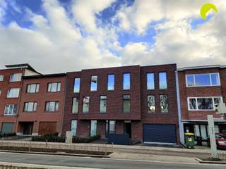 <p><span>Op de gelijkvloerse, eerste en tweede verdieping van dit prachtige nieuwbouwproject vinden we dit leuke triplex-appartement met 3 slaapkamers. Het is gelegen vlakbij het bruisende winkelcentrum van Mortsel, de groengebieden Fort IV en Klein Zwitserland,  het openbaar vervoer (tram, trein, bus) en verschillende grote invalswegen. Bij het project staan rust, duurzaamheid en groen centraal.</span></p><p><span> </span></p><p><span>Indeling<br /></span><span>We betreden het triplex appartement via de gelijkvloerse verdieping. De inkomhal biedt toegang tot een handige berging waar er ruimte is voor een vestiaire en waar tevens de wasmachine en de droogkast kunnen worden aangesloten. </span></p><p><span>Via de houten trap komen we op de eerste verdieping in de prachtige leefkeuken terecht. De open keuken is voorzien van een spoelbak met afdruipblad en ééngreepsmengkraan, een grote inductiekookplaat met dampkap, ingebouwde koelkast en vaatwasser. In de opbergkasten is een nis voorzien waar een (combi-)oven geplaatst kan worden.</span></p><p><span>Aan de achterzijde van deze verdieping ligt de zonnige leefruimte ( op keramische parket tegels) met zicht op groen. Langsheen de grote schuiframen kan men via de leefruimte het ruime zuid-gerichte hardhouten terras betreden.</span></p><p><span>Opnieuw een verdieping hoger komen we in de nachthal. Deze geeft toegang tot de 3 slaapkamers (op keramische parket tegels), een apart toilet en een badkamer die voorzien is van lavabo en inloopdouche. Achter de badkamer is nog een technische berging voorzien. </span></p><p><span> </span></p><p><span>Pluspunten</span><span><br />- Hoogrendement dubbele beglazing, hittebestendig aan zonzijde en akoestisch isolerend aan straatkant<br />- Voorzien van een modern ventilatiesysteem D<br />- Aan de zuidzijde, ramen voorzien van zonnescreens met afstandsbediening<br />- Ondergrondse fietsenstalling voor 4 fietsen met oplaadstekker<br />- Hoog akoestisch en thermisch comfort<br />- Oase van rust met groen uitzicht<br />- Gunstige locatie</span></p><p><span> </span></p><p><span>Nuttige informatie<br /></span><span>- Bij het appartement hoort een ondergrondse autostaanplaats met oplaadstekker die men verplicht moet huren voor € 65/maand<br />- Gemeenschappelijke kosten: € 65/maand (incl. onderhoud gemene delen, minuterie, lift, automatische garagepoort, onderhoud voortuin)<br />- EPC: 58 kWh/(m²jaar)<br />- beschikbaar vanaf 01/05/2026</span></p><p><span>- Plaatsbeschrijving: € 350 per partij</span></p><p><span> </span></p><p><span>Boek nu zelf ONLINE uw afspraak in. Surf naar het betreffende eigendom op onze website <span>www.habicom.be</span></span><span> en klik op de roze knop </span><span>'Vraag je bezoek aan'</span><span>. </span></p><p><span>Voor meer info surf naar <span>www.habicom.be</span></span><span>.</span></p><p><span> </span></p><p><span>Meer info over Mortsel? <span>www.woneninmortsel.be</span></span></p><p><span> </span></p>