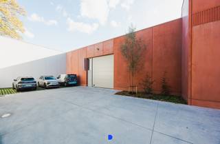 Karaktervolle industriële site met magazijnen, ateliers, showrooms en kantoren in de wijk Walle, ten zuiden van de historische binnenstad van Kortrijk.<br /><br />Het erfgoedkarakter van het originele fabriekspand werd zoveel mogelijk behouden en herontwikkeld naar een prachtige site met diverse nieuwbouw kmo-units en kantoren en in een latere fase ook appartementen.<br /><br />Uitstekende locatie: centraal gelegen nabij het Ei van Kortrijk en de op- en afrit van de R8 (ring Kortrijk) en zeer goede verbinding met de E17, de A19 en de E403.<br /><br />Momenteel is nog volgende kmo-unit te koop:<br /><br />Blok B - kmo-unit 17: 749m²<br /><br /><strong>DETAILS:</strong><br />U koopt niet meer grond dan strikt noodzakelijk is voor uw activiteiten.<br />U betaalt de juiste en eerlijke prijs voor een topproduct.<br />U heeft geen risico op onvoorziene kosten.<br />Organisatie businesspark door mede-eigendomsstructuur met basisakte en reglement van interne orde.<br />De syndicus regelt tal van zaken voor u zodat u geen opvolging hebt qua tuinonderhoud, periodieke controles, brandverzekering …<br />U deelt de kosten met andere mede-eigenaars.<br />Verhoogde veiligheid op de site door sociale controle en onderlinge samenwerking.<br />Aangesloten op het warmtenet.<br /><br /><strong>CONTACT:</strong><br />Interesse in één van de units?<br />Contacteer ons vrijblijvend voor alle informatie of een afspraak ter plaatse op 0491 61 42 19 of info@stijndebusschere.be.