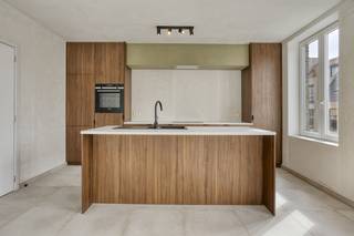 In de Oude Vestingstraat te Veurne, pal aan het Zevensterrenplein en op wandelafstand van de Grote Markt, winkels en het station, vinden we...