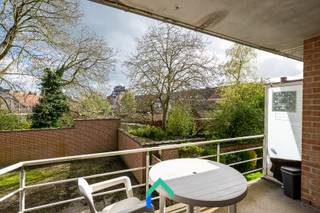 Algemeen<br />In de Vredestraat te Tielt bevindt zich dit verzorgd appartement, gelegen in een aangename buurt op wandelafstand van het gezellige centrum. Dankzij deze uitstekende ligging geniet u van een vlotte bereikbaarheid en bevinden alle belangrijke faciliteiten zoals winkels, horeca en scholen zich in de nabije omgeving. Dit maakt het appartement geschikt voor wie comfortabel en centraal wil wonen.<br /><br />Indeling<br />Bij het betreden van het appartement komt u terecht in de inkomhal, die directe toegang biedt tot alle ruimtes. Achteraan bevindt zich de ruime en lichtrijke leefruimte, waar u ruimte genoeg heeft om een gezellige zithoek en een grote eettafel te plaatsen. Aansluitend vindt u de uitgeruste keuken, die dankzij het grote raam geniet van een aangename natuurlijke lichtinval.<br />Via de leefruimte heeft u toegang tot het zuidoostgericht terras, waar u in alle rust kan genieten van de zon en een open zicht.<br />Terug via de hal bereikt u de twee slaapkamers, de badkamer en ook nog een aparte wasruimte. De eerste slaapkamer is ruim en biedt voldoende plaats voor een dubbel bed en een kleerkast. De tweede kamer kan perfect ingericht worden als bureau of dressing of als tweede slaapkamer. De badkamer is uitgerust met een dubbel lavabomeubel en een ligbad. Daarnaast is er ook nog een apart gastentoilet voorzien in de hal. <br /><br />Varia<br />Bij dit appartement hoort ook een ondergrondse garagebox en berging die extra comfort en ruimte voor opslag bieden en aangekocht moeten worden voor 30.000 euro (excl. vraagprijs). De garagebox biedt plaats aan één wagen en is uitgerust met een manuele poort. Verder beschikt het appartement over een gunstig EPC-label B en is voorzien van een parlofoon en airconditioning. <br /><br />Troeven<br />* Zonnig terras<br />* Ruime leefruimte<br />* Centraal gelegen<br />* Garagebox met extra bergruimte<br /><br />Benieuwd naar de mogelijkheden die deze eigendom te bieden heeft? Neem dan gerust contact op met Loucka en ontdek zelf het potentieel van deze locatie.<br /><br />T: 0469 44 27 57<br />M: loucka@gentill.be