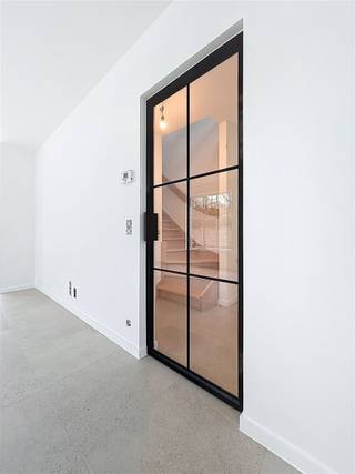 <h1><span>Instapklare nieuwbouwwoning in charmant Oostvleteren energiezuinig wonen in een tijdloze pastorijstijl</span></h1><h1><span>Ontdek deze volledig afgewerkte nieuwbouwwoning, rustig gelegen in het landelijke Oostvleteren. Deze kwalitatieve woning combineert een tijdloze pastorijstijl met hedendaags wooncomfort en een energiezuinige afwerking.</span></h1><h1><span>Indeling</span></h1><h1><span>Gelijkvloers:</span><span><br />Ruime inkomhal met gastentoilet, lichtrijke leefruimte met open keuken, praktische berging onder de trap en een inpandige garage met sectionale poort en rechtstreekse toegang tot de westgerichte tuin.</span></h1><h1><span> </span></h1><h1><span>Eerste verdieping:</span><span><br />Nachthal, drie volwaardige slaapkamers, stijlvolle badkamer uitgerust met douche en dubbele lavabo, apart toilet en een extra berging/technische ruimte.</span></h1><h1><span> </span></h1><h1><span>Zolder:</span><span><br />Praktische stockagezolder, bereikbaar via een uitschuifbare zoldertrap.</span></h1><h1><span> </span></h1><h1><span>Buiten:</span><span><br />Volledig aangelegde, westgerichte tuin met zijpoortje, ideaal om optimaal van de namiddag- en avondzon te genieten.</span></h1><h1><span> </span></h1><h1><span>Troeven</span></h1><ul><li><span>Volledig instapklaar en kwalitatief afgewerkt</span></li><li><span>Energiezuinig dankzij zonnepanelen en ventilatiesysteem D</span></li><li><span>Tijdloze architectuur in pastorijstijl</span></li><li><span>Rustige, landelijke ligging</span></li><li><span>Regenwaterput van 5.000 liter</span></li><li><span>Kwalitatieve en duurzame materialen</span></li><li><span>Mogelijkheid tot aankoop aan 6% btw</span><span> (mits voldoen aan de wettelijke voorwaarden)</span></li></ul>