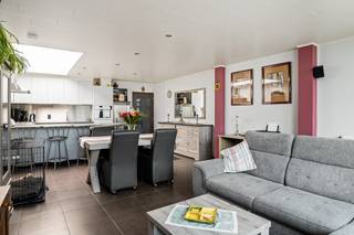 Gunstig gelegen in een rustige straat nabij een groene omgeving, bevindt zich deze ruime woning.Via de inkomhal komt men in de ruime leefruimte met...