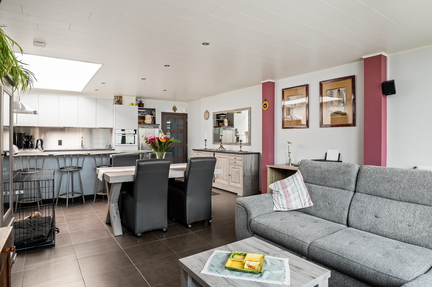 Ruime woning met 3 tot 4 slaapkamers en 3 autostaanplaatsen in een rustige straat - foto 2