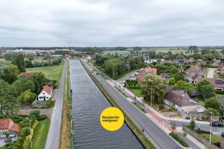Deze ruime bungalow in Oudenburg geniet van een uitstekende ligging, op wandelafstand van het centrum en vlak bij de vaart, waar rust en groen samenkomen.<br />Gezien het een bungalow betreft, bevinden alle ruimtes zich op het gelijkvloers, wat zorgt voor optimaal wooncomfort en een vlotte toegankelijkheid ook voor de toekomst.<br /><br />Verder beschikt de woning over een inpandige garage, een ruime oprit en een zonnige, mooi georiënteerde tuin met tal van mogelijkheden voor ontspanning, spelende kinderen of tuinliefhebbers.<br /><br />Het geïsoleerde dak en het gunstige EPC (292 kWh/m²) vormen een sterke basis op energetisch vlak. De zolder zal je verrassen gezien hier echt een volwaardig verdiep kan in ondergebracht worden, alsook beschikt de woning op het gelijkvloers al over 3 slaapkamers.<br /><br />Een ideale gezinswoning voor wie op zoek is naar ruimte, comfort en een centrale ligging in Oudenburg. Voel je je geroepen om een kijkje te komen nemen in deze ruime bungalow aarzel niet ons te contacteren.