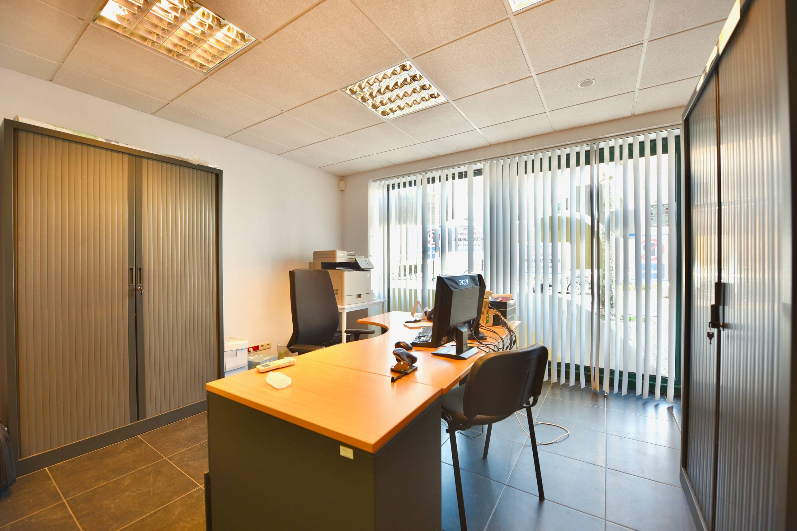 Handelsruimte met 3 privatieve parkeerplaatsen, kitchenette en sanitair voor 1.250 EUR/mnd - foto 3