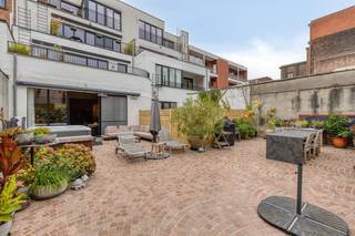 <p><strong><span>Exclusief gelijkvloers appartement van 160 m² met 2 slaapkamers en unieke stadstuin van 230 m² in Antwerpen.</span></strong><span></span></p>
<p><span>In de rustige en centraal gelegen Somersstraat bevindt zich dit uitzonderlijke gelijkvloers appartement met indrukwekkende buitenruimte – een zeldzaam aanbod in de stad.</span></p>
<p><span>Via de inkomhal betreedt u het ruim appartement van 160 m², volledig afgewerkt met oog voor detail en kwalitatieve materialen.</span></p>
<p><span>De leefruimte is open en bijzonder lichtrijk, met een natuurlijke flow naar de moderne en luxueuze keuken. Deze is uitgerust met de nieuwste technologieën en combineert strakke lijnen met praktische elegantie – perfect voor wie graag kookt of gasten ontvangt. De grote raampartij verbindt deze leefruimtes rechtstreeks met de tuin, waardoor binnen- en buitenleven moeiteloos in elkaar overvloeien.</span></p>
<p><span>Er zijn twee ruime slaapkamers, een stijlvolle badkamer voorzien van alle comfort, een aparte wasruimte en voldoende bergruimte. Alles werd tot in de puntjes afgewerkt met duurzame en tijdloze materialen.</span></p>
<p><span>Achteraan wacht de absolute troef van dit appartement: een<span> </span><strong>privatieve stadstuin van 230 m²</strong><span> </span>– een ware zeldzaamheid in Antwerpen. Hier geniet u van rust, ruimte en privacy. De aanwezige jacuzzi maakt het plaatje compleet en zorgt voor een luxueuze buitenbeleving, het hele jaar door.</span></p>
<p><span>Dit appartement combineert de sereniteit van een rustige buurt met de voordelen van een centrale ligging: winkels, openbaar vervoer, scholen en parken bevinden zich in de directe omgeving.</span></p>
<p><strong><span>EPC:</span></strong><span><span> </span></span><span>144 kWh/m<sup>2</sup>.</span></p>
<p><strong><span>Meer info of een bezoek plannen?</span></strong><span><br />Contacteer IMMO SP via info@immosp.be of bel 03 226 20 40.</span></p>