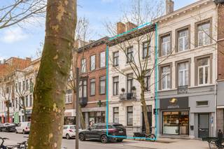 <p><strong>Statig herenhuis met praktijkruimte op toplocatie in Antwerpen</strong></p>
<p>Gelegen in de Anselmostraat, op een <strong>toplocatie in Antwerpen</strong>, bevindt dit karaktervolle herenhuis zich op wandelafstand van tal van winkels, horeca en culturele hotspots, met een uitstekende bereikbaarheid.</p>
<p>De <strong>imposante, statige gevel</strong> straalt klasse en authenticiteit uit en zet meteen de toon voor dit unieke eigendom.</p>
<p>Met een bewoonbare oppervlakte van ca. <strong>400 m²</strong> biedt dit herenhuis tal van mogelijkheden. Op het gelijkvloers bevindt zich een voormalige tandartspraktijk, ideaal voor een combinatie van wonen en werken of voor een vrij beroep.</p>
<p>De <strong>eerste verdieping</strong> omvat een lichtrijke leefruimte, keuken en eetkamer, aangevuld met een polyvalente ruimte achteraan en toegang tot het <strong>terras van 10 m²</strong>. Daarnaast is er een <strong>stadstuin van 17 m²</strong>.</p>
<p>Op de bovenverdiepingen bevinden zich <strong>3 slaapkamers</strong> en een <strong>ruime badkamer</strong>.</p>
<p>Extra troef: het pand is <strong>volledig onderkelderd en droog</strong>, ideaal voor stockage of bijkomende invulling.</p>
<p>Een veelzijdig en charmant herenhuis met tal van mogelijkheden op een uitstekende locatie!</p>