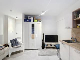 <p>Studio for rent in the heart of Leuven in the “The Vine” residence. The studio is located on the ground floor and consists of a bright living space with an open kitchen. The kitchen is fully equipped with an oven, a stovetop with range hood, and a refrigerator.</p><p></p><p>The bathroom features a shower, toilet, and single sink. The building itself has a shared bicycle storage area. Tenants can also use the shared laundry room.</p><p></p><p>The rent is €700 + €100 in common area fees. All utilities are billed individually.</p><p></p><p>Availability: 11/01/2026</p><p></p><p>The ideal location of this apartment ensures that the tenant is close to the train station, the shopping street, supermarkets, restaurants, cafés, schools, and hospitals—all within biking and walking distance. There is also good access to the E314. Are you interested in this beautiful apartment? Schedule your visit via our website www.living-stone.be!</p>