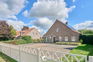 Op een goed bereikbare locatie in Hechtel bevindt zich deze bijzonder ruime en verzorgde woning op een perceel van maar liefst 1.280 m². Met 4 tot 6 slaapkamers, een polyvalente handelsruimte en een professionele keuken biedt deze eigendom bijzonder veel mogelijkheden.<br /><br />De woning is uitermate geschikt voor wie wonen en werken wil combineren. Dankzij de ruime commerciële ruimte, de uitstekende zichtbaarheid en voldoende parkeergelegenheid is dit een interessante opportuniteit voor zelfstandigen, vrije beroepen, een praktijkruimte of andere professionele activiteiten.<br /><br />Ook voor grote of samengestelde gezinnen is er meer dan voldoende plaats. De indeling biedt bovendien mogelijkheden om de woning verder in te richten als kangoeroewoning.<br /><br />Naast de royale ruimtes werd ook gedacht aan wooncomfort en energiezuinigheid. Zo beschikt de woning onder andere over energielabel B, zonnepanelen en een conforme elektrische installatie.<br /><br /><br />INDELING IS ALS VOLGT<br /><br />GELIJKVLOERS<br />Via de inkomhal bereik je een eerste bureelruimte, die eveneens perfect dienst kan doen als bijkomende slaapkamer. Verder bevinden zich op deze verdieping een apart toilet, een ruime leefruimte, keuken, veranda en wasplaats met douche.<br /><br />Het handelsgedeelte beschikt over een ruime winkel-, praktijk- of polyvalente ruimte met aansluitend een professioneel uitgeruste keuken. De voormalige inpandige garage werd ingericht als bijkomende kamer en kan naar wens verder worden benut.<br /><br />VERDIEPING<br />De nachthal geeft toegang tot vier ruime slaapkamers, voorzien van maatkasten, en een recent vernieuwde badkamer.<br /><br />KELDER<br />De woning is volledig onderkelderd en beschikt over meerdere praktische kelderruimtes, ideaal voor opslag, voorraad of extra bergruimte.<br /><br />BIJZONDERHEDEN<br />Gatank aanwezig<br />Perceel van 1.280 m²<br />Mogelijkheid tot 4 à 6 slaapkamers<br />Polyvalente handels-, praktijk- of kantoorruimte<br />Professionele keuken<br />Geschikt voor wonen en werken onder één dak<br />Mogelijkheden als kangoeroewoning<br />Recent vernieuwde keuken en badkamer<br />EPC-label B<br />Zonnepanelen met een opbrengst van ca. 9.500 kWh<br />Elektrische installatie conform<br />Volledig onderkelderd<br />Grote garage en carport<br />Ruime parkeermogelijkheden<br />Goede bereikbaarheid en vlotte verbindingen