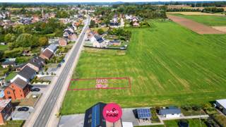Een eigen nieuwbouwwoning bouwen en tegelijk genieten van een groene omgeving? Dit perceel van 517 m² aan de Riemsterweg in Martenslinde biedt hiervoor een interessante basis.<br /><br />Het perceel is bestemd voor halfopen bebouwing en beschikt aan de achterzijde over een open zicht op de omliggende velden. Dankzij de ligging zijn Bilzen, Genk, Riemst, Maastricht en de E313 vlot bereikbaar.<br /><br />De bouwmogelijkheden omvatten onder meer:<br /><br />Gelijkvloerse bouwdiepte tot maximaal 17 m<br /><br />Bouwdiepte op de verdieping tot maximaal 12 m<br /><br />Maximaal 2 volwaardige bouwlagen<br /><br />Keuze tussen een hellend of plat dak<br /><br />Mogelijkheid tot het voorzien van een carport binnen de voorziene zone<br /><br />Afmetingen van het perceel:<br /><br />Straatzijde: ca. 10,3 m<br /><br />Achterzijde: ca. 10,3 m<br /><br />Linkerzijde: ca. 50 m<br /><br />Rechterzijde: ca. 50 m<br /><br />Ook een vrijstaand bijgebouw behoort volgens de verkavelingsvoorschriften tot de mogelijkheden. Per perceel kan een tuinberging, poolhouse of terrasoverkapping worden opgericht met een maximale oppervlakte van 10% van de achtertuin. Voor halfopen bebouwing komt dit neer op ongeveer 22 m², afhankelijk van de uiteindelijke inrichting van de achtertuin.<br /><br />Achteraan bevindt zich een grachtzone die onbebouwd moet blijven.<br /><br />De hoofdbestemming van het perceel is wonen. Als nevenactiviteit zijn vrije beroepen, kantoorruimte en diensten toegestaan, met uitzondering van horeca en handel.<br /><br />Op zoek naar een praktisch bouwperceel met de vrijheid van nieuwbouw en een aangenaam uitzicht over de velden aan de achterzijde? Neem contact op via 089 390 990 of info@immofair.be!