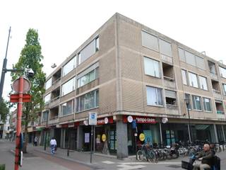 Zeer centraal gelegen en recent gerenoveerd 1 slaapkamer appartement van ca. 60 m² op de 4de en bovenste verdieping met een ruim terras van ca. 30 m².<br />Bereikbaar via lift of trap gelegen op de 4de verdieping treft u dit recent en volledig gerenoveerd appartement aan. Bestaande uit een zonnige leefruimte met toegang naar het Zuid georiënteerde terras van ca. 30m², een keuken met kookplaat/dampkap/koelkast/oven. Verder treft u een apart toilet en een badkamer met inloopdouche en lavabomeubel.<br />Beschikbaar per 01/01/2027! Provisie gemeenschappelijke kosten 100.-€/maand(incl waterverbruik, voorschot verwarmingsverbruik).