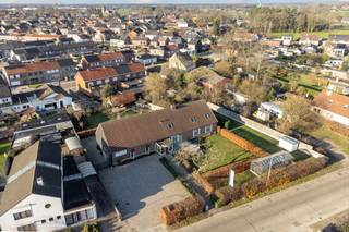 INDELINGGELIJKVLOERSInkomhal met enerzijds toegang naar de feestzaal en anderzijds naar het restaurant.De feestzaal is voorzien van eigen toogmeubel...