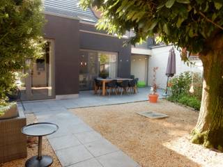 Instapklare, comfortabele gezinswoning in een rustige centrumstraat met aangename binnentuin, terras en garage.GELIJKVLOERS:Hall met gastentoilet,...