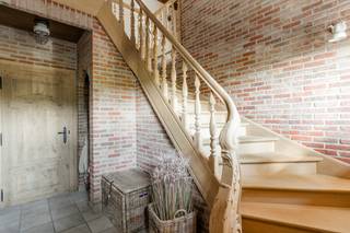 Op een ruim perceel aan de Bosstraat 9 in Pelt bevindt zich deze charmante vrijstaande woning, waar een warme landelijke uitstraling en heel wat praktische ruimte samenkomen. Met een bruikbare vloeroppervlakte van maar liefst 264 m² volgens het EPC, vijf slaapkamers, een inpandige garage én een afzonderlijk garagegebouw met werkplaatsmogelijkheden heeft deze eigendom bijzonder veel te bieden!<br />Bij het betreden van de woning valt meteen de gezellige sfeer op. De combinatie van authentieke houten balken, warme materialen en grote raampartijen zorgt voor een aangename woonbeleving.<br />Indeling gelijkvloers<br />Via de inkomhal bereiken we de ruime en lichtrijke woonkamer. De zichtbare houten plafondbalken geven deze leefruimte een uitgesproken landelijk karakter, terwijl de vele ramen zorgen voor een overvloed aan natuurlijk licht.<br />Aansluitend bevindt zich de gezellige keuken, ingericht met een landelijke kastenwand, de nodige toestellen en voldoende ruimte voor een eettafel. Vanuit de keuken is er toegang tot het overdekte terras, waar het aangenaam vertoeven is.<br />Verder beschikt het gelijkvloers over een badkamer met ligbad, douche en wastafelmeubel, een afzonderlijk toilet, een praktische wasplaats, een koele berging en een ruime inpandige garage. Dankzij de verschillende bergruimtes is er aan opbergmogelijkheden alvast geen gebrek.<br /><br />Verdieping<br /><br />Op de bovenverdieping bevinden zich drie verzorgde slaapkamers, elk met een aangename oppervlakte en natuurlijke lichtinval. De kamers zijn flexibel in te richten als ouderlijke slaapkamer, kinderkamer, logeerkamer of thuiswerkruimte.<br />Daarnaast zijn er nog bijkomende zolder- en bergruimtes aanwezig, ideaal voor het opbergen van seizoensgebonden spullen.<br />Buitenruimte en uitzonderlijke garagemogelijkheden<br />Ook buiten heeft deze eigendom heel wat te bieden. De ruime oprit voorziet plaats voor meerdere voertuigen en geeft toegang tot het afzonderlijke garagegebouw.<br /><br />Dit bijgebouw is momenteel ingericht als een uitgebreide garage/werkplaats en vormt een absolute meerwaarde voor wie graag aan voertuigen sleutelt, een uitgebreide hobby uitoefent of simpelweg nood heeft aan extra opslagruimte. De mogelijkheden voor privégebruik zijn bijzonder interessant.<br /><br />Het overdekte terras aan de woning biedt bovendien een aangename plek om buiten te ontspannen.<br /><br />Energie en comfort<br />Ook op energetisch vlak beschikt deze woning over interessante voorzieningen. Zo zijn er zonnepanelen aanwezig en zorgen de geïnstalleerde airco-units voor bijkomend comfort.<br />Met een EPC-label C (230 kWh/m² per jaar) beschikt de woning bovendien over een gunstige energieprestatie zonder renovatieverplichting op basis van het EPC-label.<br /><br />De belangrijkste troeven op een rij:<br />Vrijstaande woning met charmante landelijke uitstraling<br />Maar liefst 264 m² bruikbare vloeroppervlakte volgens EPC<br />5 slaapkamers <br />Ruime en lichtrijke woonkamer met houten plafondbalken<br />Gezellige landelijke keuken<br />Inpandige garage en afzonderlijk garagegebouw met werkplaats<br />Ruime oprit met parkeermogelijkheden<br />Overdekt terras<br />Zonnepanelen en airconditioning<br />EPC-label C – 230 kWh/m² per jaar<br />Bent u op zoek naar een ruime gezinswoning met karakter én uitzonderlijke mogelijkheden voor uw hobby of wagenpark? Dan is deze eigendom in Pelt absoluut een bezoek waard!<br />Contacteer ons voor meer informatie of een bezichtiging en ontdek zelf de vele mogelijkheden van deze woning.