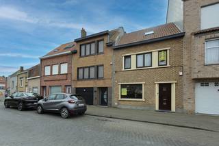 Cette maison mitoyenne, prête à emménager, est située au calme au 136, rue Nukkerstraat à Bredene, dans une rue agréable et peu passante. Grâce à...
