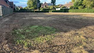 Dit mooi gelegen perceel bouwgrond op 781m² bevindt zich op een boogscheut van het centrum van Oostrozebeke, wordt te koop aangeboden <span><strong>ZONDER</strong></span> bouwverplichting. Deze grond maakt deel uit van een goedgekeurde verkaveling, er is reeds een bouwvergunning aanwezig voor het bouwen van een landelijke woning (architectenplan maakt deel uit van deze verkoop). Contacteer Floris voor verdere info op het nummer 0496/101.201