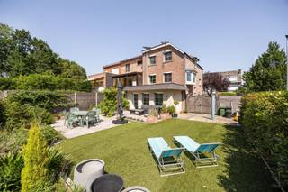 <p><span>Instapklare half open bebouwing bevindt zich  op toplocatie in Aartselaar</span></p><p><span> </span></p><p><span>Deze lichtrijke en energiezuinige woning ligt in een rustige fietsstraat, op wandel afstand van het centrum van Aartselaar. Dankzij de hoekligging geniet je de hele dag door van een aangename natuurlijke lichtinval. Bovendien biedt de woning een uitstekende bereikbaarheid naar Antwerpen, Brussel, Mechelen en Gent via de E19 en A12.</span></p><p><span> </span></p><p><span>Indeling van deze lichtrijke woning</span></p><p><span> </span></p><p><span>Gelijkvloers</span></p><ul><li><span>Ruime inkomhal met gastentoilet </span></li><li><span>Garage met elektrische poort en oprit voor meerdere auto’s </span></li><li><span>Veelzijdige polyvalente ruimte met gezellige gashaard, momenteel ingericht als logeerkamer met bureau en zithoek </span></li></ul><p><span>Eerste verdieping</span></p><ul><li><span>Ruime, lichtrijke leefruimte in L-vorm met lichtkoepel </span></li><li><span>Open keuken aansluitend op de woonkamer </span></li></ul><p><span>Tweede verdieping</span></p><ul><li><span>Twee ruime slaapkamers </span></li><li><span>Moderne badkamer, vernieuwd in 2013 </span></li></ul><p><span>Buitenruimte</span></p><ul><li><span>Zonnige tuin met twee terrassen waar je op elk moment van de dag van de zon kunt genieten </span></li><li><span>Ruim tuinhuis met elektriciteitsaansluiting </span></li><li><span>Oprit met plaats voor twee wagens, aangevuld met een garage </span></li></ul><p><span>Energie &amp; comfort &amp; elktricteit</span></p><ul><li><span>Asbestveilig </span></li><li><span>Gunstig EPC-label B (149 kWh/m²/jaar) </span></li><li><span>16 zonnepanelen met groenestroomcertificaten (opbrengst ca. € 1.050 per jaar) </span></li><li><span>Alle 18 ramen voorzien van zonwering (screens of rolluiken), geplaatst in 2024 </span></li><li><span>Recente condensatieketel (2023) </span></li><li><span>PVC-ramen met hoogrendementsglas </span></li><li><span>Elektriciteit conform </span></li></ul><p><span>Extra troeven</span></p><p><span>Deze woning biedt bovendien interessante uitbreidingsmogelijkheden. Zo is er potentieel voor het creëren van extra slaapkamers of voor de inrichting als kangoeroewoning of voor een bedrijfsruimte. , ideaal voor grotere gezinnen of zorgwonen.</span></p><p><span>Een ruime, perfect onderhouden woning met veel licht, een zonnige tuin en een uitstekende ligging: de ideale thuis voor wie comfortabel en energiezuinig wil wonen in het hart van Aartselaar.</span></p><p><span> </span></p>