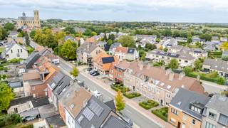 <p>Gelijkvloers appartement in Grimbergen, vlak bij het centrum, openbaar vervoer en het Prinsenbos.</p><p><br /></p><p>Dit goed onderhouden appartement uit 1996 combineert een uitstekende ligging met een praktische indeling en aangename buitenruimte. Gelegen nabij handelszaken, scholen, openbaar vervoer en belangrijke invalswegen geniet u hier van comfortabel wonen in een residentiële omgeving. De lichtrijke woonkamer en de twee volwaardige slaapkamers maken dit appartement bijzonder geschikt voor koppels, starters of investeerders. Achteraan bevindt zich een buitenruimte waar u rustig kan genieten. Ook parkeren verloopt vlot dankzij de ondergrondse garage en de mogelijkheid om een extra buitenstaanplaats aan te kopen.</p><p><br /></p><p>Belangrijkste ruimtes:<br />• Ruime woonkamer (30,2 m²) met veel lichtinval<br />• Functionele keuken (7,1 m²) met praktische indeling<br />• Inkomhal (9 m²) met toegang tot de verschillende ruimtes<br />• Berging (2,5 m²) voor extra stockage<br />• Apart toilet (1 m²)<br />• Badkamer (6,7 m²)<br />• Slaapkamer (15,2 m²)<br />• Slaapkamer (12,4 m²)<br />• Buitenruimte achter het appartement<br />• Ondergrondse garage en privatieve kelder</p><p><br /></p><p>Troeven:<br />• Uitstekende ligging nabij centrum Grimbergen, openbaar vervoer, winkels en Prinsenbos<br />• Goed onderhouden appartement met twee slaapkamers en buitenruimte<br />• Ondergrondse garage, privatieve kelder en mogelijkheid tot aankoop buitenstaanplaats</p><p><br /></p><p>Neem vandaag nog contact op met je ERA-makelaar voor een bezoek.</p><p><br /></p><p>JOUW DROOMAPPARTEMENT. ZO GEVONDEN!</p>