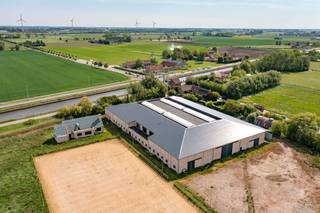 Prachtig nieuw gebouwd paardencomplex (bouwjaar 2019) te koop in de Polders nabij Oostende.Er zijn 70 ruime paardenboxen (3,5 m x 3 m), diverse...