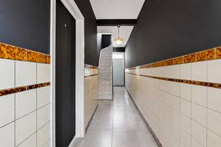 <h1>&#127969; Woning met 3 slpk te koop in Poperinge</h1>
<p>Betaalbare starterswoning in het centrum van Poperinge met <strong>3 volwaardige slaapkamers</strong> en heel wat extra potentieel. Ook interessant voor investeerders.</p>
<p>De woning is onmiddellijk bewoonbaar, de leefruimte werd recent geschilderd en de elektriciteit is conform. Achteraan geniet je van een <strong>knusse koer</strong>, een fijne buitenruimte midden in de stad. &#127807;</p>
<h2>&#128205; Locatie en omgeving</h2>
<p>Centrale ligging nabij winkels, openbaar vervoer en dagelijkse voorzieningen.</p>
<h2>&#127968; Indeling van de woning</h2>
<p><strong>Gelijkvloers</strong></p>
<ul><li>Ruime inkomhal met plaats voor fiets en toegang tot droge kelder</li><li>Leefruimte en functionele keuken</li><li>Badkamer met douche, lavabo, toilet en wasmachineaansluiting</li><li>Berging en koer</li></ul>
<p><strong>Eerste verdieping</strong></p>
<ul><li>3 volwaardige slaapkamers</li><li>1 slaapkamer met toilet en mogelijkheid voor extra badkamer</li></ul>
<p><strong>Zolder</strong></p>
<ul><li>Geïsoleerd en bereikbaar via vaste trap</li><li>Mogelijkheid voor 1 à 2 extra kamers, mits nodige aanpassingen en vergunningen</li></ul>
<h2>⚡ Energiezuinigheid</h2>
<p>EPC-label E. De woning valt onder de renovatieverplichting. De koper heeft <strong>6 jaar</strong> om minstens label D te behalen.</p>
<h2>⭐ Grootste troeven</h2>
<ul><li>&#127969; Ideale starterswoning én interessant voor investeerders</li><li>&#128719;️ 3 slaapkamers + ruime zolder</li><li>&#127807; Knusse stadskoer</li><li>&#129692; Vaste trap naar geïsoleerde zolder</li><li>✅ Conforme elektriciteit</li><li>&#128205; Centrale ligging</li></ul>
<p>&#128222; Contacteer je ERA-makelaar voor een bezoek.</p>
<p><strong>JOUW DROOMHUIS. ZO GEVONDEN!</strong></p>