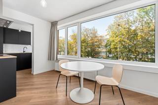 ichtrijk gerenoveerd hoekappartement in een residentiële buurt van Oostende.

<p> </p>

<p>Dit gerenoveerde appartement combineert een aangename woonbeleving met een gunstige ligging nabij openbaar vervoer en belangrijke invalswegen. Dankzij de hoekligging geniet de living van veel natuurlijke lichtinval en een open gevoel. Het appartement beschikt over twee slaapkamers, een praktische indeling en een energiezuinig EPC-label B. Gelegen in een groene en residentiële omgeving vormt dit appartement een interessante keuze voor wie comfortabel wil wonen in Oostende.</p>

<p> </p>

<p>Belangrijkste ruimtes:<br />• Inkomhal met vlotte toegang tot de verschillende ruimtes<br />• Lichtrijke living met aangename leefruimte<br />• Keuken met praktische indeling<br />• Berging voor extra opslagcomfort<br />• Badkamer functioneel ingericht<br />• 2 slaapkamers geschikt als slaap-, kinder- of bureauruimte</p>

<p> </p>

<p>Troeven:<br />• Gerenoveerd hoekappartement met veel lichtinval<br />• Gunstige ligging nabij openbaar vervoer en invalswegen<br />• Energiezuinig appartement met EPC-label B</p>

<p> </p>

<p>Neem vandaag nog contact op voor meer informatie of een bezoek.</p>

<p> </p>

<p>JOUW DROOMAPPARTEMENT. ZO GEVONDEN!</p>