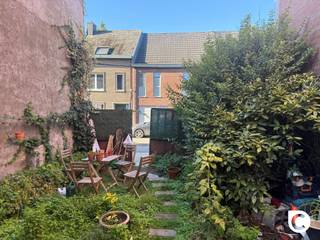 <p><span>Renovatieproject met tal van mogelijkheden in de Nielsestraat</span></p><p><span>Dit renovatieproject biedt tal van mogelijkheden voor wie op zoek is naar een interessante bouw- of renovatiekans.</span></p><p><span>Vooraan bevindt zich een </span><span>bouwgrond van 75 m²</span><span>, gelegen aan </span><span>Nielsestraat 254</span><span>. Achteraan bevindt zich een </span><span>totaal te renoveren woning op een perceel van 85 m²</span><span>, gelegen aan </span><span>Nielsestraat 250</span><span>.</span></p><p><span>De combinatie van beide percelen maakt dit project bijzonder interessant voor wie op zoek is naar een renovatieproject met potentieel. De eigendom biedt mogelijkheden voor zowel renovatie als een verdere ontwikkeling, afhankelijk van de geldende stedenbouwkundige voorschriften.</span></p><p><span>Gegevens:</span></p><ul><li><span>Nielsestraat 254: bouwgrond 75 m²</span></li><li><span>Nielsestraat 250: totaal te renoveren woning perceel van 85 m²</span></li><li><span>Interessant project voor renovatoren, bouwers of investeerders</span></li></ul><p><span>Tal van mogelijkheden</span></p><p><span>Renovatieplicht</span></p><p><span> De renovatieverplichting voor residentiële gebouwen gaat in op 1 januari 2023. </span></p><p><span>Wie vanaf 2023 de nieuwe eigenaar, opstalhouder of erfpachter wordt van een woning of appartement met een slecht EPC-label, moet die binnen de 5 jaar energetisch renoveren tot label D (of beter).</span></p><p><span> </span></p><p><span><span>https://www.vlaanderen.be/een-woning-kopen/renovatieverplichting-voor-residentiele-gebouwen-vanaf-2023#q-59813524-3072-4edc-bb23-c56becf7b528</span></span></p><p><span> </span></p>