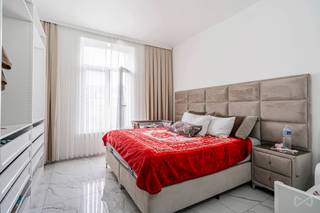 <p>We Invest heeft het genoegen u dit appartement voor te stellen, gelegen op de derde verdieping van een kleine mede-eigendom zonder lasten, <strong>gelegen te Darimonstraat 7</strong>.<span></span></p>
<p>Het appartement bevindt zich in de Darimonstraat en geniet van een strategische ligging dankzij de nabijheid van het stadscentrum, winkels en openbaar vervoer (tram | metro | treinstation).</p>
<p>Met een bewoonbare oppervlakte van ongeveer ±86 m² is het appartement als volgt ingedeeld: leefruimte, keuken (±28 m² & 11 m²), twee slaapkamers, waarvan één bijzonder ruim (±16 m² & 12 m²), en een douchekamer.</p>
<p>Individuele meters voor water, gas en elektriciteit. Elektrische installatie conform. EPC: E+ met 213 kWh/(m².jaar).</p>
<p>Exclusieve bezoeken op zondag 13/09 tussen 10u en 11u, met of zonder afspraak.</p>
<p>Contact: anastasia.s@weinvest.be | 02 315 77 22</p>
<p>Ontdek alle exclusieve panden te bezoeken op 13 september → https://weinvest.be/fr-BE/search?at=Bruxelles&c=4.35121%2C50.8551&t=place&exclusive=1&src=seo-landing</p>