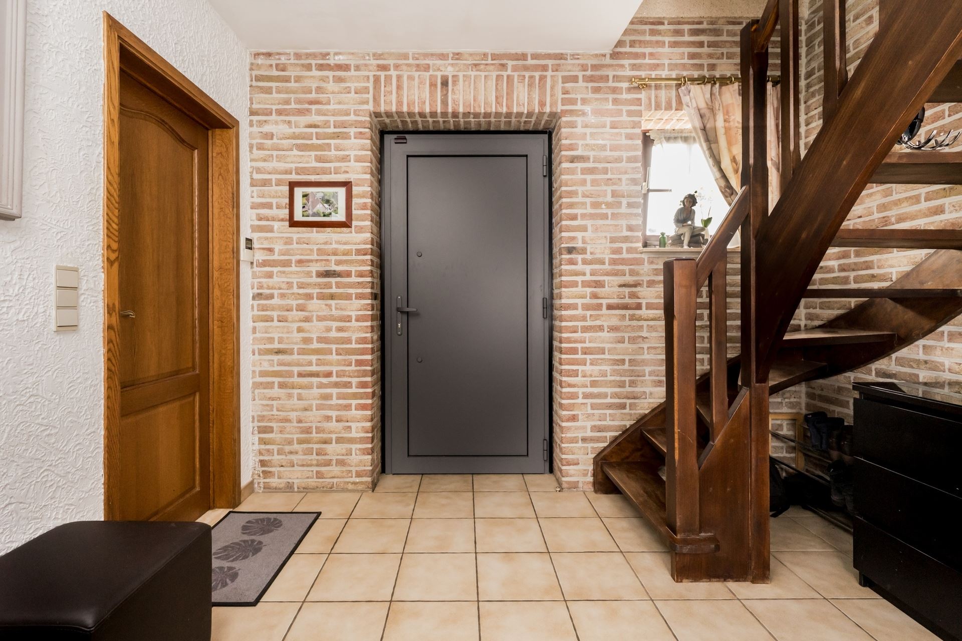 Move-in ready detached home in a location within a highly sought-after residential area - photo 5
