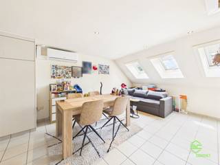 <p><span>Te midden in het centrum van Sint-Truiden vinden we dit dakappartement op de derde verdieping in een kleine residentie.</span></p><p><span>Horeca, handelszaken, scholen, vrijetijdsmogelijkheden, … liggen allemaal op wandelafstand. </span></p><p><span>Eveneens is het treinstation te voet zeer gemakkelijk te bereiken en biedt ze een vlotte verbinding richting Hasselt, Leuven en Brussel. </span></p><p><span> </span></p><p><span>Het gebouw werd midden jaren ’90 volledig gestript en heropgebouwd. In de aankomende zomer zal er nog een volledig nieuw dak geplaatst worden waardoor er geen grote toekomstige investeringen meer nodig zullen zijn. Het gebouw beschikt niet over een lift waardoor de gemeenschappelijke kosten ook gevoelig lager zijn. </span></p><p><span> </span></p><p><span>Betreden doen we het appartement in de leefruimte waar een compacte keukenhoek is voorzien met aangrenzende berging. Het zitgedeelte omvat een woonkamer aan de voorzijde en een centrale eetkamer. Ook de badkamer met douche, lavabo, toilet en aansluiting voor de wasmachine is hier terug te vinden. De slaapkamer ligt op de mezzanine en is bereikbaar via de trap in de woonkamer. </span></p><p><span> </span></p><p><span>Het appartement is al verhuurd sinds augustus 2021, waardoor u onmiddellijk kan genieten van de huuropbrengsten.</span></p><p><span> </span></p><p><span>Pluspunten:</span></p><p><span>- ligging in het centrum</span></p><p><span>- kleine residentie</span></p><p><span>- verwarming dmv lucht/lucht warmtepomp</span></p><p><span> </span></p><p><span>De vermelde bewoonbare oppervlakte is de netto-oppervlakte van de appartement.</span></p>