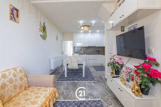 <p>Woning met 2 slaapkamers en buitenruimte in Wondelgem</p><p>Bent u op zoek naar een woning met 2 slaapkamers en een aangename buitenruimte in Wondelgem? Dan is deze woning precies wat u zoekt.</p><p>Deze woning is gelegen in de Winkelstraat in Wondelgem, in een rustige en aangename woonomgeving met een vlotte bereikbaarheid. In de onmiddellijke omgeving vindt u diverse winkels, scholen, horecazaken en andere dagelijkse voorzieningen. Dankzij de goede verbindingen met het openbaar vervoer en de nabijheid van belangrijke invalswegen zijn zowel het centrum van Gent als de omliggende gemeenten vlot bereikbaar. Ook met de fiets geniet u van een uitstekende verbinding.</p><p>Indeling:<br />GLV: Via de inkomhal betreedt u de woning en bereikt u de ruime leefruimte met open keuken. Vanuit de keuken heeft u toegang tot de badkamer en de buitenruimte. De buitenruimte biedt bovendien een extra toegang naar een achterliggende zijstraat, wat zorgt voor een praktische bereikbaarheid.<br />1steV: Via de trap in de inkomhal bereikt u de nachthal, die toegang biedt tot twee volwaardige slaapkamers.</p><p>Deze woning is ideaal voor starters, een klein gezin of investeerders die op zoek zijn naar een comfortabele woning met buitenruimte op een rustige en goed bereikbare locatie in Wondelgem.</p><p>Interesse? Contacteer ons gerust voor meer informatie of om een bezoek in te plannen.</p>