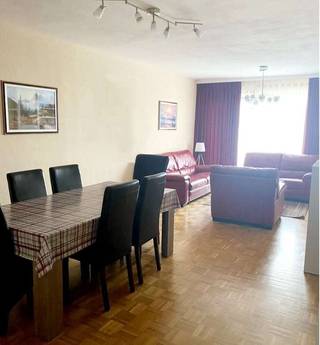 EIGENAAR VERKOOPT APPARTEMENT MET 2 SLAAPKAMERS EN TERRAS!Dichtbij winkels, openbaar vervoer en scholen.Indeling:Lichte woonkamer met veel natuurlijk...