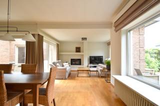 Op zoek naar een ruime gezinswoning met tal van mogelijkheden?<br />Deze verzorgde eigendom gelegen in een rustige en aangename woonwijk te Bissegem, heeft alles in huis om van wonen een echt plezier te maken!<br /><br />Indeling als volgt:<br />Bij het betreden van de woning komt u terecht in de inkomhal met gastentoilet.<br />Op het gelijkvloers bevindt zich tevens een eerste slaapkamer die ook perfect dienst kan doen als bureau, hobbyruimte of praktijkruimte.<br />De lichtrijke leefruimte bestaat uit een gezellige zithoek met open haard en een lichtrijke eetplaats, ideaal voor sfeervolle momenten met vrienden.<br />Aansluitend vindt u een volledig geïnstalleerde keuken met praktische ontbijthoek.<br /><br />Op de eerste verdieping beschikt de woning over maar liefst 4 volwaardige slaapkamers.<br />De badkamer omvat een lavabo, ligbad, douche en een tweede toilet.<br /><br />Een absolute troef is de zolderverdieping van maar liefst 74 m², die tal van uitbreidingsmogelijkheden biedt volgens uw eigen wensen en behoeften.<br /><br />Buiten geniet u van een zonnig terras en een gezellige, onderhoudsvriendelijke tuin waar u in alle rust en privacy kunt ontspannen.<br /><br />Verder beschikt de woning over een ruime oprit met plaats voor meerdere auto's en een inpandige garage met geïntegreerde wasplaats.<br /><br />Dankzij de rustige ligging, de royale ruimtes en de vele mogelijkheden is deze woning de ideale thuisbasis voor gezinnen die op zoek zijn naar comfort in een aangename woonomgeving!<br /><br />Onze ref. DEV5092