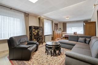 *** KIJKDAG 23/04 tussen 16u - 19u *** Op afspraak *** Te renoveren HOB met diverse bijgebouwen. De woning is gelegen in het centrum van Liedekerke, vlakbij diverse winkels/warenhuizen, scholen, openbaar vervoer, Liedekerke bos en het treinstation. Ze werd als volgt ingedeeld: op het gelijkvloers: een inkomhal, een lichtrijke leefruimte, een keuken, een toilet en wasplaats. De eerste verdieping omvat 1 ruime slaapkamer, 1 doorloopkamer naar de dressing en de badkamer. Mits enkele aanpassingen is het mogelijk om 3 slaapkamers te creëren. Bovendien beschikt men nog over een atelier (+- 40m²) en een afzonderlijke garage +- 35m². Verder is het heerlijk vertoeven op het ruime terras met zicht op de achterliggende tuin. Interesse? Aarzel niet ons te contacteren via Laurens@immoaccenta.be