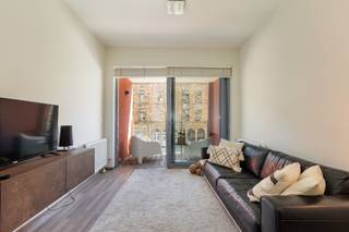 Welkom in dit gezellige appartement gelegen in een rustige straat in de geliefde Cadixwijk, en toch op wandelafstand van het bruisende Het...