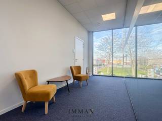 Easily accessible office space of 150 m² in a recent building.The office is located on the first floor of the building and has been fully...