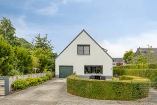<h2>Ruime, instapklare woning met 5 (slaap)kamers, gelijkvloers wonen mogelijk en EPC C (potentieel B)</h2>
<p>Bent u op zoek naar een woning waar <strong>ruimte, comfort en een rustige ligging</strong> samenkomen? Dan is deze woning in een rustige woonwijk in Wilsele beslist een bezoek waard. Dankzij de doordachte indeling is ze ideaal voor een groot gezin, <strong>gelijkvloers wonen</strong>, <strong>kangoeroewonen </strong>of comfortabel thuiswerken.</p>
<p>De woning beschikt momenteel over een <strong>EPC-label C</strong>. Door de plaatsing van zonnepanelen kan dit verbeteren naar een <strong>gunstig EPC-label B</strong>.</p>
<p>De ligging is een absolute troef. U woont op slechts <strong>6 km van Leuven</strong>, op amper vijf minuten van de E314 en vlak bij winkels, scholen, openbaar vervoer, bakker, apotheek, .... Zo geniet u van de perfecte combinatie van rust en een uitstekende bereikbaarheid.</p>
<p>Via de inkomhal komt u in de lichtrijke leefruimte met plaats voor een gezellige zithoek en eetplaats. Aansluitend bevindt zich de volledig uitgeruste keuken met eettoog.</p>
<p>Op het gelijkvloers vindt u verder <strong>twee (slaap)kamers</strong>, een apart gastentoilet, een ruime garage met wasplaats en een <strong>rolstoeltoegankelijke badkamer met inloopdouche</strong>. Hierdoor is comfortabel wonen op één niveau perfect mogelijk.</p>
<p>De eerste verdieping beschikt over <strong>drie ruime slaapkamers</strong> en een tweede badkamer. Bovendien werd de bergruimte onder de schuine dakvlakken optimaal benut.</p>
<p>Ook buiten is het heerlijk vertoeven. Dankzij de uitzonderlijk rustige straat geniet u op het ruime terras in de voortuin van alle rust. Achteraan bevindt zich een tweede terras met een praktische tuinberging.</p>
<p>Parkeren kan probleemloos op de oprit (2 wagens achter elkaar), in de garage of in de straat.</p>
<p><strong>Extra troeven:</strong></p>
<ul>
<li>
<p>Potentieel naar EPC B na plaatsing van zonnepanelen;</p>
</li>
<li>
<p>conforme elektrische installatie;</p>
</li>
<li>
<p>hoogrendementsbeglazing;</p>
</li>
<li>
<p>HR-gasketel;</p>
</li>
<li>
<p>vernieuwde leidingen;</p>
</li>
<li>
<p>rolluiken;</p>
</li>
<li>
<p>5 slaapkamers en 2 badkamers.</p>
</li>
</ul>
<p>Bent u op zoek naar een ruime, instapklare woning die zich moeiteloos aanpast aan uw woonwensen? Dan is deze veelzijdige woning beslist een bezoek waard.</p>
<p><strong>Contacteer Anne-Leen via 0495 13 81 11 voor een bezoek.</strong></p>