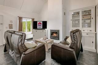 <p>Te koop: vakantiewoning met zicht op het meer te Sunparks</p>
<p>Volledig gerenoveerde vakantiewoning op een toplocatie in Sunparks Oostduinkerke, rechtstreeks aan het meer. Geniet van een prachtig uitzicht op het water en een rustige omgeving. De zonnige tuin biedt volledige privacy en optimaal ontspanningscomfort. Dankzij de uitstekende ligging behoort deze woning tot een van de mooiste plekjes van het park. Ideaal als tweede verblijf of interessante investering aan de kust.<br /><br />Belangrijkste ruimtes:<br />• Living met grote ramen en uitzicht op de omgeving<br />• Drie slaapkamers, geschikt voor gezin of gasten<br />• Berging voor extra opslag<br />• Toilet<br />• Staanplaats voor de wagen</p>
<p>Troeven:<br />• Rustige ligging in vakantiepark<br />• Uitzicht op water<br />• Open bebouwing met veel lichtinval</p>
<p> </p>
<p>Neem vandaag nog contact op met je ERA-makelaar voor een bezoek.</p>
<p> </p>
<p>JOUW DROOMHUIS. ZO GEVONDEN!</p>