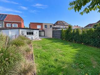 Op een centrale locatie in Zelzate bevindt zich deze gerenoveerde woning. Dankzij de gunstige ligging geniet u van een vlotte verbinding met het centrum en de belangrijke invalswegen R4 en E34.<br /><br />De woning werd grondig gerenoveerd in 2020. Binnen treft u een moderne keuken en badkamer, een aangename leefruimte en twee ruime slaapkamers aan. De hoogrendementsbeglazing in PVC, de rolluiken en de centrale verwarming op aardgas zorgen voor het nodige wooncomfort. De huidige eigenaar is actief in hernieuwbare energie en klimaattechnieken en is bereid om, in onderling overleg, nog zonnepanelen en airconditioning te plaatsen.<br /><br />Met een EPC-label C van 289 kWh/(m² jaar) geldt er tevens geen renovatieverplichting. Zowel het dak als de vloer zijn reeds voldoende geïsoleerd. Verder is ook de elektriciteit conform. <br /><br />Buiten beschikt de woning over een diepe tuin met een ruim terras. De lange oprit en de handige afzonderlijke garage bieden bovendien voldoende parkeergelegenheid en bergruimte.<br /><br />Kortom, een instapklare en praktisch ingerichte woning met tuin en garage, gelegen op een vlot bereikbare locatie in Zelzate!