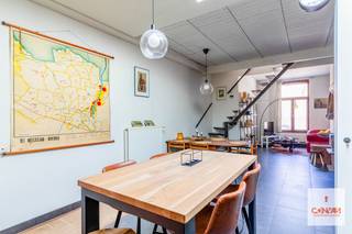 Deze aangename woning is gelegen in de Brugse poort, op <strong>fietsafstand van centrum Gent</strong> en op wandelafstand van winkels en het openbaar vervoer.<br /><br />Op het gelijkvloers bevindt zich de inkomhal die toegang geeft tot de <strong>gezellige woonkamer</strong> met eetplaats. Aansluitend vindt u de open keuken (vernieuwd in 2022) met een valluik die toegang geeft tot de ruime en <strong>praktische kelder</strong>.<br /><br /> Op de eerste verdieping vindt u de open <strong>bureau/ontspanningsruimte</strong>. Verder vindt u op deze verdieping de badkamer (vernieuwd in 2022), met douche en toilet, en de <strong>eerste slaapkamer</strong> aan de voorzijde.<br /><br />Verder is er via de vaste trap toegang tot het tweede verdiep die plaats geeft aan <strong>twee slaapkamers</strong> waarvan één ruime en een tweede kleinere achteraan.<br /><br />Voor meer informatie en een bezoek kan je contact opnemen met Theo via: theo@convas.be<br /> 