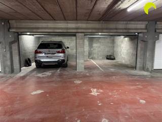 <p><span>Vlakbij het centrum van Mortsel , tegenover nieuwbouwproject </span><span>Stadsterras</span><span>, bieden wij u deze zeer ruime garagebox/opslagplaats aan op verdieping -2 in een goed onderhouden garagecomplex.</span></p><p><span>Kavels 10-11-12 waren oorspronkelijk 3 autostaanplaatsen die recent samengevoegd werden tot één grote box met nieuwe poort en muren.</span></p><p><span>De afmeting bedraagt 6,50m x 5m.</span></p><p><span>De box biedt thans plaats aan 2 auto's + meerdere fietsen of kan gebruikt worden voor opslag allerhande. Werkplaats is niet toegelaten.</span></p><p><span> </span></p><p><span>Nuttige informatie:</span></p><p><span>- De hoogte van de inrit naar de ondergrondse verdieping is 1m78!</span></p><p><span>- Onmiddellijk beschikbaar.</span></p><p><span>- Geen stopcontact aanwezig.</span></p><p><span> </span></p><p><span>Voor meer info of een bezoek ter plaatse bel 03/449.42.41 of surf naar <span>www.habicom.be</span></span><span> </span></p><p><span> </span></p><p><span> </span></p><p><span> </span></p>