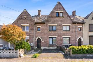 <p><span>Deze charmante rijwoning (EPC C, 294kwh/m²), gelegen op de Wilderozentuin in het gemoedelijke Waterschei, combineert authentieke charme met een ligging in het groen. De rustige buurt, gelegen in de schaduw van de terril, biedt een perfecte balans tussen rust, mobiliteit en de nabijheid van het bruisende Genk centrum.<br /><br />Eenmaal binnen in de woning, verschaft de inkomhal ons toegang tot de ruime woonkamer. De keuken vormt het hart van het huis: praktisch, stijlvol en dankzij de aanpassing in 2017 uitgebreid met een gezellige veranda. De zithoek kijkt uit over de charmante tuin, waarachter een klein servitudestraatje schuilgaat. </span></p><p><span> </span></p><p><span>Daarnaast bevindt zich op het gelijkvloers ook de badkamer, die toe is aan vernieuwing. De eerste verdieping biedt plaats aan drie slaapkamers. De goed geïsoleerde zolderverdieping biedt daarnaast de mogelijkheid op een vierde slaapkamer, bureau of hobbyruimte.<br /><br />Ook praktisch scoort de woning hoog: er zijn een kelder en tuinhuis voor extra bergruimte. Als kers op de taart liggen ook de scholen, de buurtsupermarkt en het openbaar vervoer op wandelafstand.</span></p><p><span>Deze woning biedt niet alleen gezelligheid, maar ook een levensstijl waarin genieten en thuiskomen centraal staan. Bel ons vandaag nog voor een persoonlijke rondleiding</span></p><p><span> </span></p><p><span>Indeling gelijkvloers:</span></p><p><span>Inkomhal</span></p><p><span>Living36,37m²</span></p><p><span>Eetkamer3,84m²</span></p><p><span>Keuken13,00m²</span></p><p><span>Badkamer7,56m²</span></p><p><span>Terras18,72m²</span></p><p><span> </span></p><p><span>Indeling verdieping 1:</span></p><p><span>Nachthal</span></p><p><span>Slaapkamer 17,12m²</span></p><p><span>Slaapkamer 29,88m²</span></p><p><span>Slaapkamer 313,32m²</span></p><p><span> </span></p><p><span>Indeling verdieping 2:</span></p><p><span>Zolder39,00m²</span></p>