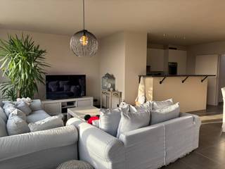 <strong>Dakappartement met 2 slaapkamers met een terras.</strong><br /><br />Inkomhal met apart gastentoilet, lichtrijke leefruimte met open keuken en toegang tot het terras aan de Ooststraat. Verder beschikt het appartement over een badkamer met douche en ligbad, en twee afzonderlijke slaapkamers.<br /><br />AANMELDEN VIA ONZE <strong>ERA </strong>WEBSITE<br />Bezoeken kan vanaf 6 januari 2026.