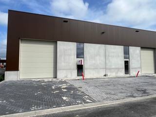 Nieuwbouw KMO-unit van 144 m² te huur in het nieuwe bedrijvenpark "STADSBEEMD", strategisch gelegen op het bedrijventerrein van Halen, vlakbij de op- en afrit 25 van de E314 (Brussel - Leuven - Aken). De nabijgelegen gewestweg N2 (Hasselt - Diest) zorgt eveneens voor een vlotte verbinding met de omliggende steden en gemeenten. Goedkopere elektriciteit door zonnepanelen.<br /><br />KENMERKEN UNIT:<br />- oppervlakte: 144m²<br />- staalconstructie met geïsoleerde sandwichpanelen en steeldeck met lichtstraat<br />- vrije hoogte: 6 m<br />- 1 elektrische sectionaalpoort (4,5mH x 4mB), 1 loopdeur, extra glaspartij<br />- 63A stroomvoorziening, LED-verlichting en stopcontacten (220V/380V)<br />- zonnepanelen<br />- polybeton vloer (1T/m²)<br /><br />Vermelde huurprijs is exclusief BTW en gemeenschappelijke kosten!<br /><br />Ideaal voor ondernemers die op zoek zijn naar een kwalitatieve werk- of opslagplaats en daarbij belang hechten aan een goede locatie, gebouwen met uitstraling en de juiste prijs/kwaliteit verhouding.