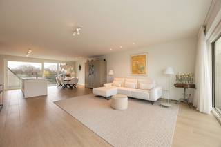 Penthouse de construction récente donnant sur "le canal" * Aménagement : living sur grand carrelage avec vue sur le canal, grande terrasse autour,...
