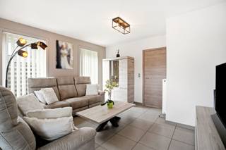 Op zoek naar een instapklare woning te koop in Mesen? Deze perfect onderhouden halfopen bebouwing in de rustige Vredestraat combineert comfort, energiezuinig wonen en een aangename woonomgeving. Met drie slaapkamers, een prachtige tuin en tal van extra voorzieningen is dit de ideale gezinswoning voor wie zorgeloos wil verhuizen.<br /><br />Bij het betreden van de woning komt u binnen in een verzorgde inkomhal met gastentoilet. De lichtrijke leefruimte met eetplaats sluit naadloos aan op de volledig ingerichte keuken, voorzien van alle nodige toestellen. Aansluitend bevindt zich de garage met praktische opbergmogelijkheden. Op de eerste verdieping geeft de nachthal toegang tot drie volwaardige slaapkamers en een badkamer uitgerust met douche, toilet en wasmeubel. Daarnaast beschikt de woning over een zolder die extra bergruimte biedt.<br /><br />Buiten geniet u van een bijzonder verzorgde tuin met meerdere terrassen, waardoor u op elk moment van de dag een plekje in de zon of schaduw vindt. Het tuinhuis, de afgesloten overdekte carport en de ruime oprit maken het geheel compleet. Dankzij de rustige residentiële ligging in Mesen woont u hier in alle sereniteit, terwijl dagelijkse voorzieningen vlot bereikbaar blijven.<br /><br />Bent u benieuwd naar deze ruime woning te koop in Mesen? Contacteer Manon van Immo Francois voor een bezoek ter plaatse. Wij begeleiden u graag bij uw vastgoedplannen in Mesen, Heuvelland, Poperinge en Vleteren.<br /><br />Denkt u eraan om uw woning in Mesen te verkopen? Neem vrijblijvend contact op met Manon van Immo Francois voor een gratis schatting via manon@immofrancois.be.<br /><br />