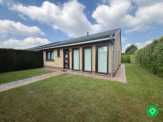 Bijzonder aangenaam gelegen (in doodlopende, residentiële straat) halfopen bebouwing op 443 m² grond met een dubbele garage, achteraan bereikbaar via gemeenschappelijke weg. Dit op een uiterst gunstige ligging, dichtbij de E403, Roeselare en Izegem centrum (op wandelafstand van de dorpskern van Rumbeke)<br /><br />Alles bevindt zich op gelijkvloerse verdieping. Voortuin is afgescheiden door haag, ook langszij en achteraan heeft de tuin heel wat privacy. <br />De woning bestaat uit een inkom met toilet - living met een inbouwcassette/haardelemement - ruime keuken met annex bureauhoek uitkijkend op de tuin - 2 slaapkamers (ruime slaapkamer en diepe kamer) - badkamer (douche, wastafel) - berging. <br /><br />Achteraan de tuin is er een bijgebouw waar een werkplaatste 15 m² zit en een ruime garage die plaats kan bieden aan 2 wagens. <br /><br />Troeven:<br />- Gunstige ligging<br />- Geen renovatieverplichting (EPC: D)<br />- Veel berg-/werkruimte (garage en bijruimte)<br />- Goedgekeurd attest elektriciteit aanwezig <br /><br />Contacteer ons op de 0493/401330 of louis@vastgoedsinnaeve.be voor meer info! <br /><br />Een bezoekmoment kan ingepland worden vanaf woensdag 6/05 tussen 17u en 18u30. Inschrijven is verplicht.