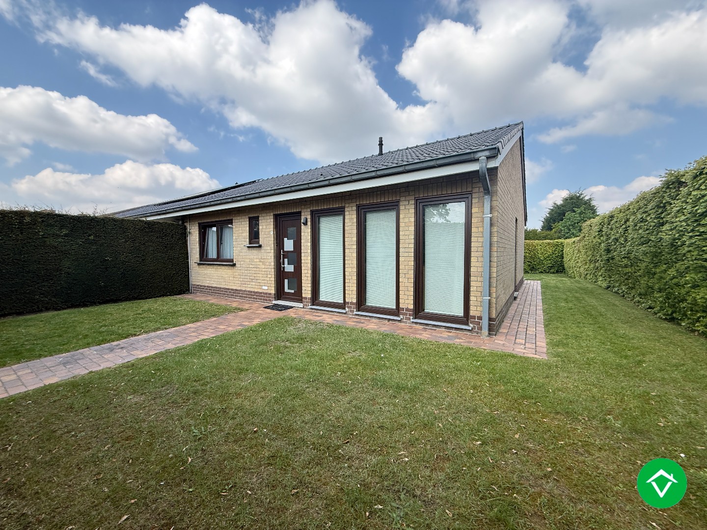 Rustig gelegen gelijkvloerse halfopen woning met 2 slpk's + dubbele garage - foto 2